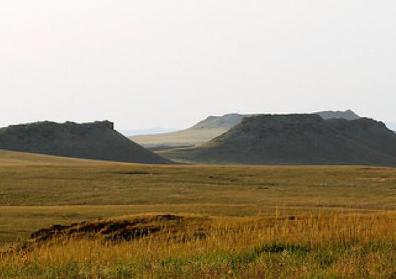 Buttes stretching across Thunder Basin National Grassland