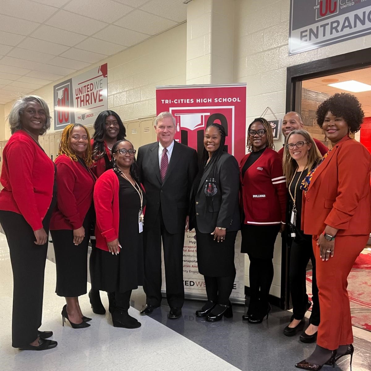Agriculture Secretary Tom Vilsack and Dr. Cotwright pose with officials from Tri-Cities High School in East Point, Georgia after a roundtable discussion with school, local, and state officials, students, nutrition experts, community organizations, and rural producers
