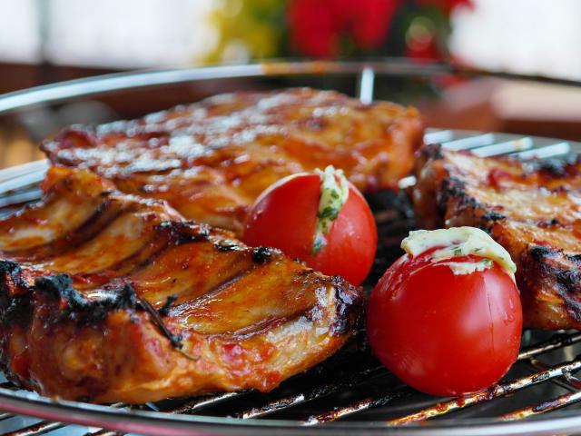 Spare ribs with tomatoes
