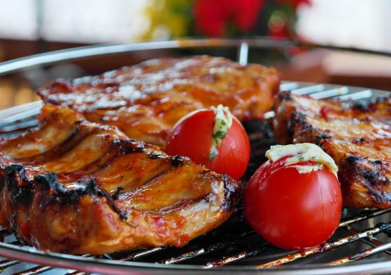Spare ribs with tomatoes
