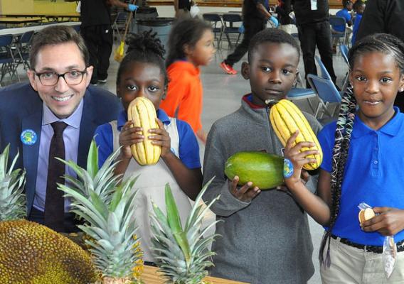 Acting Deputy Under Secretary for Food, Nutrition, and Consumer Services Brandon Lipps with students