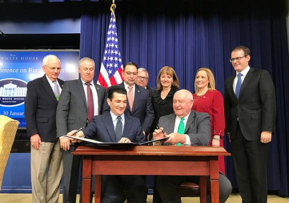 USDA Secretary Sonny Perdue and FDA Commissioner Scott Gottlieb, M.D. signing a formal agreement
