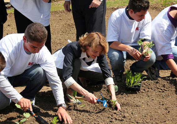 Rose Thorne assists the students in planting seedlings in the “Villa Taverna Orto.”