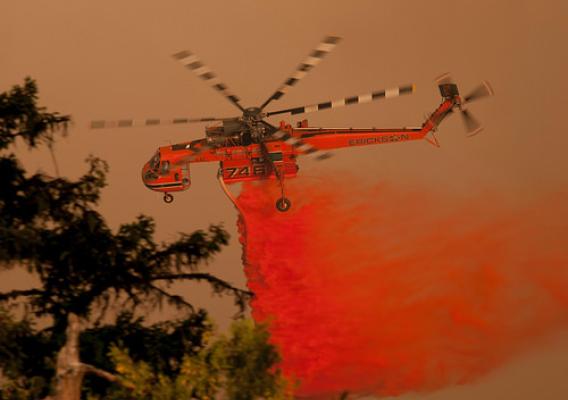 Heavy helicopter drops fire retardant