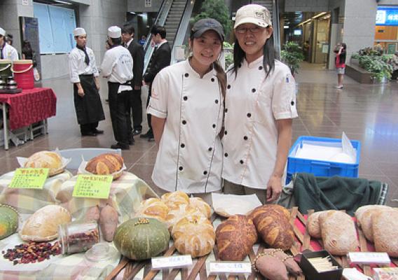 Many bakeries were invited to display their healthy bread products at the press conference.