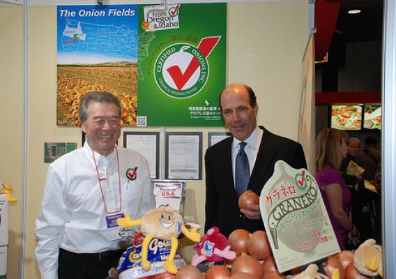 U.S. Ambassador to Japan John V. Roos (right) visits a U.S. organic onion exhibit at the USDA-endorsed FOODEX Japan. The food and beverage show took place March 6-9 and is the largest show of its kind in Asia. The U.S. Pavilion was one of the largest at the show and featured more than 70 companies. (Photo Courtesy of the U.S. Embassy in Tokyo)