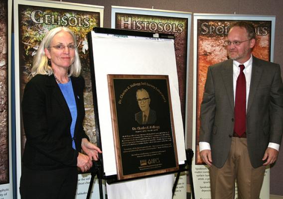 Ann Mills and Stephen Kellogg, grandson of the late Dr. Charles E. Kellogg, unveiling plaque dedicating the Dr. Charles E. Kellogg Soil Survey Laboratory in Lincoln, Neb. USDA photo.