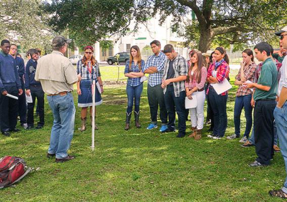 Project Grow students at TERRA Environmental Research Institute are given instruction on the steps required to collect field data used in USDA’s National Resources Inventory (NRI). Photo by: Yolanda Rivera, NRCS Florida.