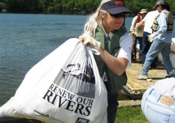 Volunteer Mimi Barkley of Houston, Ala., removes litter from the banks of Smith Lake during the Alabama Power Company’s Renew Our Rivers campaign to clean-up Alabama Waterways in June 2008. Through the hard work of volunteers, approximately 180 tons of litter has been removed from more than 166 river miles within the Winston County area (Photo courtesy of LaVerne Matheson).