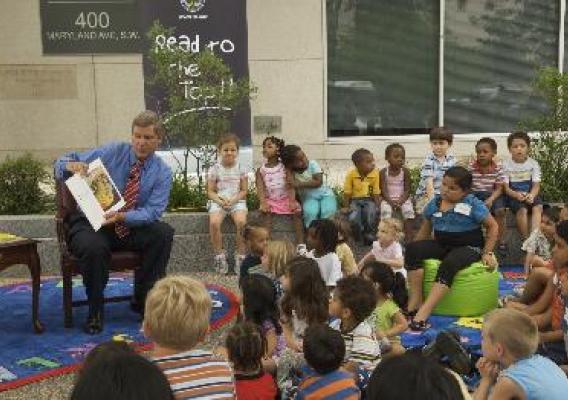 Vilsack reads 'The Little Engine That Could' for elementary school children alongside Education Secretary Duncan