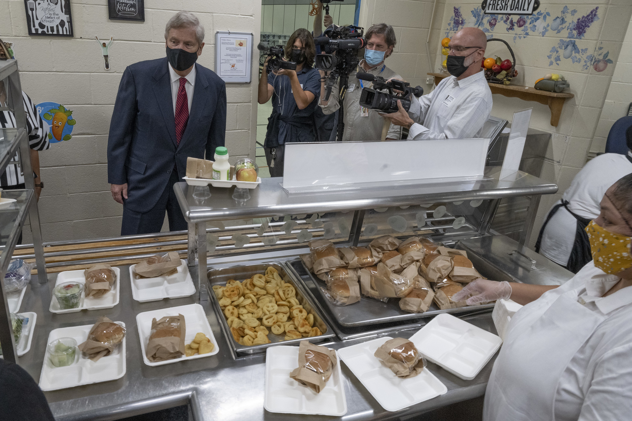 Agriculture Secretary Tom Vilsack tours Riverdale Elementary School during the lunch service