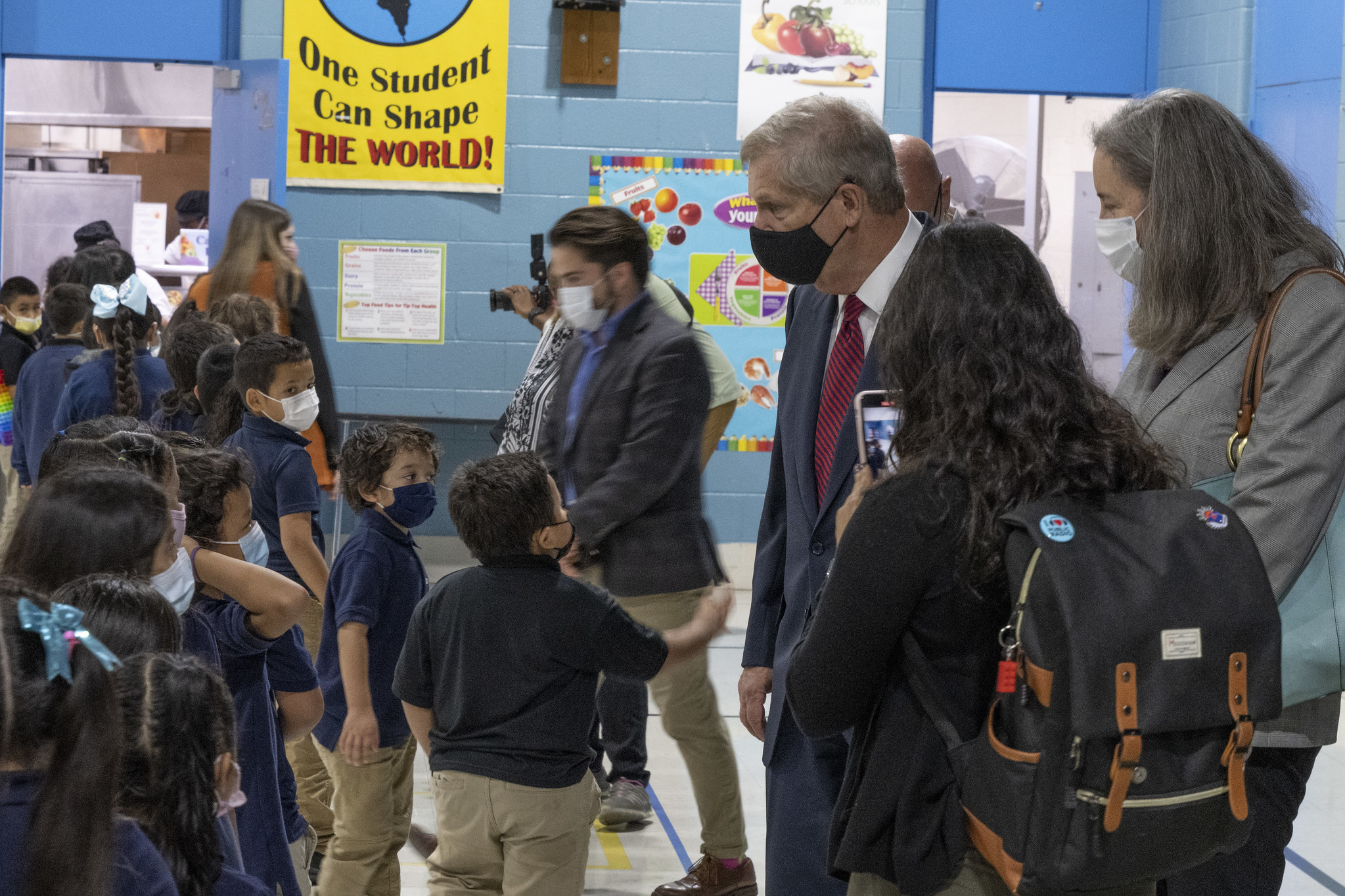 Agriculture Secretary Tom Vilsack tours Riverdale Elementary School during the lunch service